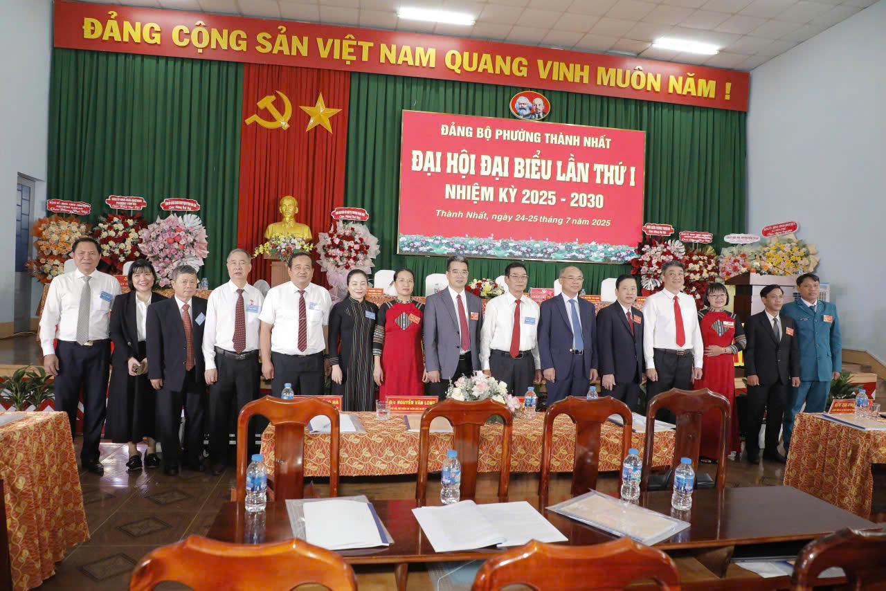 gen-h-đoàn db moi chup hinh luu niem